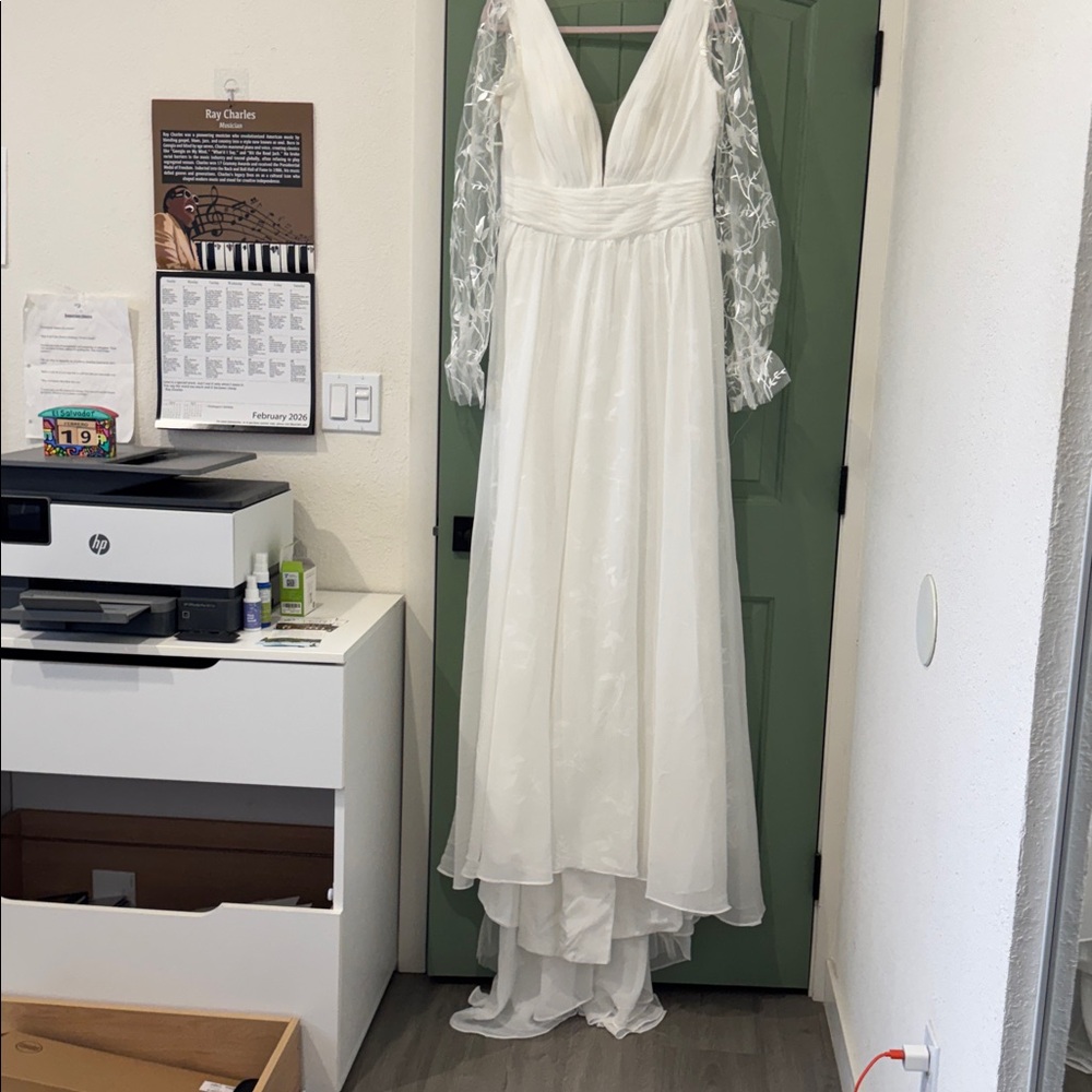 Elegant White Sheer Sleeve Gown - Picture 4 of 6